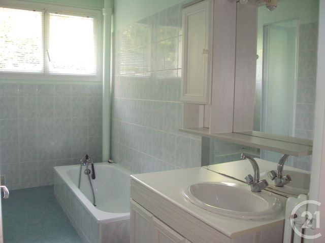 Appartement F4 à louer - 4 pièces - 93.1 m2 - GUERET - 23 - LIMOUSIN - Century 21 La Fontaine Immobilier Appartement F4 à louer - 4 pièces - 93.1 m2 - GUERET - 23 - LIMOUSIN - Century 21 La Fontaine Immobilier
